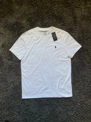 Ralph Lauren T-shirt - Helt ny med prislappar kvar.                                   Storlek M                                                                    100% Bomull                                                   Går att mötas i Stockholm