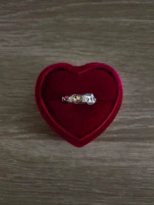 Ring med unik design - ring i storlek 17,7mm ((justerbar)), silverfärgad. 