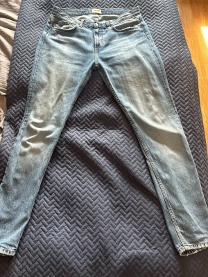 Ljusblå Levi's 511 slim jeans - Säljer ett par ljusblå Levi's 511 slim jeans med klassisk femficksdesign och dragkedjegylf. Jeansen har en snygg tvättad look och raka ben som smalnar av. Perfekta för dig som gillar en avslappnad men ändå stilren stil.