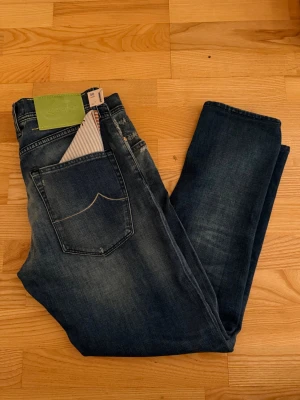 Jacob Cohen jeans - Helt nya JC’s med tags kvar, modell 656 och dem är W30 en grymt fräsch tvätt med lite slitningar vid fickorna där dem även har det klassiska J:et vid högerfickan. 