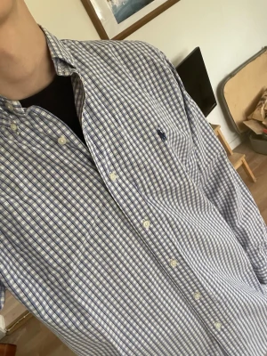 Ralph Lauren skjorta  - Säljer nu en tvärfet Ralph lauren skjorta i storlek S❗️skjortan har en blå, vit rutig färg och sitter väldigt bra! Passer perfekt till sommaren ☀️☀️ Hör av er vid minst lilla fundering! 