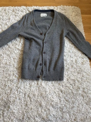 Grå kofta från Jack & Jones - Snygg grå kofta från Jack & Jones, nästan helt oanvänd och kommer säljas till ett bra pris 