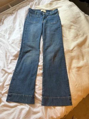 Blå bootcut jeans från Jeanerica - Sååå snygga jeans från Jeanerica, modell St Monica Low i färgen Light Classic Vintage! 🥰 Älskar dessa men tyvärr var de lite för små för mig, bara testade och aldrig använda men hann inte skicka tillbaks det❣️ Nypris 2200 och säljer för 1200 (priset kan diskuteras)⭐️