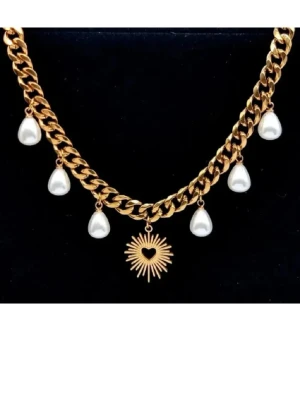 Guldhalsband med pärlhängen och solhänge - Unikt halsband i guldfärgad metall med chunky kedja, dekorerat med droppformade vita pärlhängen och ett solformat hänge med hjärtdetalj i mitten. Perfekt statement piece för dig som vill sticka ut och addera lite edge till din stil.