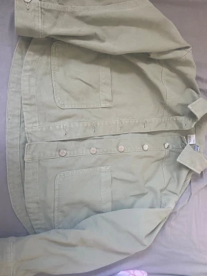 Ljusgrön jeansjacka  - Snygg ljusgrön jeansjacka från Veromoda med klassisk krage, raka ärmar och stora fickor framtill. Jackan har silverfärgade knappar och en avslappnad passform som ger en cool vibe. 