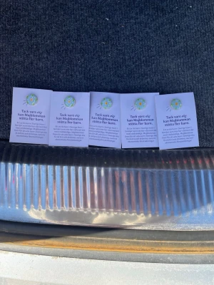 Majblomman pins guld 5-pack - Säljer ett 5-pack Majblomman pins i guld. Perfekta att fästa på jackan, väskan eller kepsen för att visa ditt stöd. Varje pin har Majblommans klassiska blomdesign och kommer på originalkort. En fin accessoar med symbolvärde.