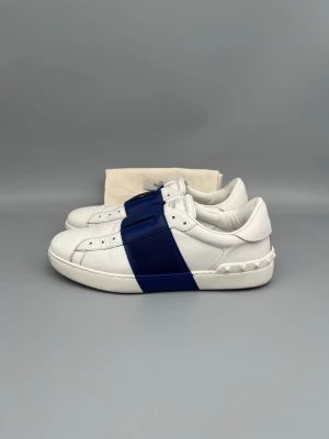 Valentino Open Sneaker Navy - • The shoes have been gently used and are in very good condition  • Size: 42 (fits 42.5–43)  • Color: Navy  • Retail price: 7280 SEK / 590€  • No accessories