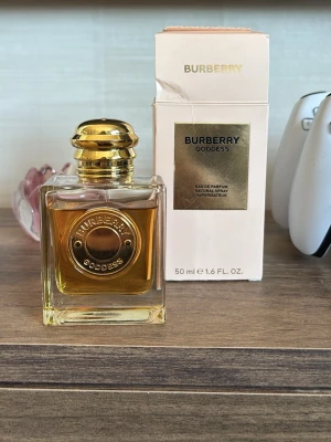 Burberry Goddess Eau de Parfum 50ml - Ca 85% kvar. Kostar 1500 på kicks