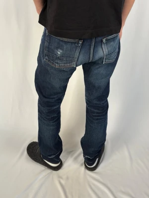 Indigofera Selvedge jeans - Indigofera Selvage Jeans | Modell: Buck | Skick 9/10 mycket bra | *Hål/ripped benslut | Nypris ca 3000kr | Mitt pris 699kr | Modellen är 182cm och väger 67kg | Midja: 38.5cm | Ytterbenslängd: 106cm | Benöppning: 18cm | Lår: 30cm | Kom gärna pm vid frågor eller funderingar | Postas eller möts upp i Gävle!