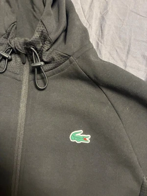 Lacoste kofta! - Helt ny kofta från lacoste i perfekt skick.  Original pris 1600kr  Pris kan diskuteras!  Skriv gärna angående funderingar!