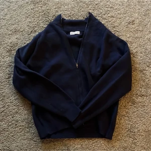 Mörkblå ziptröja från Viellas - Säljer en riktigt snygg zip tröja från viellas. Skick 10/10 (aldrig använd). Kom privat för mer frågor pris kan diskuteras.