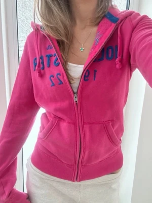 Hollister zip - Storlek S. Skickas inom 24h. Se liknande plagg i min profil! 