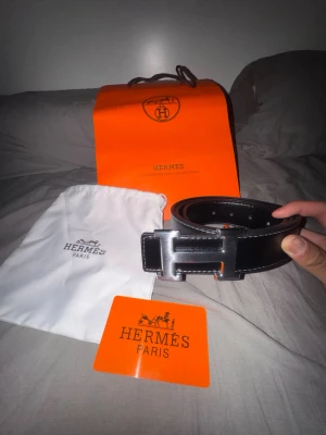 Svart  bälte med H-spänne - Säljer ett svart bälte med h märker 