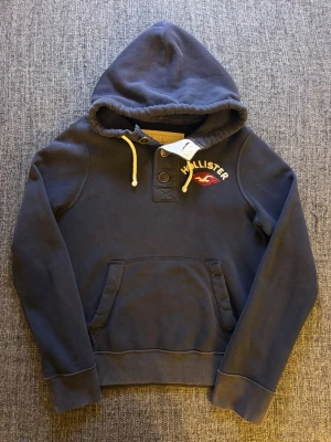 Hollister hoodie ~ 2000’s modell - Sjukt eftertraktad Hollister longsleeve 2000's modell - storlek M | Sallsynt | Klassisk stil | Bra passform | Bra skick | Säljs snabbt | Skickas inom 24h M