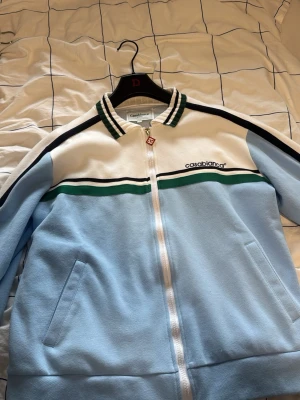 Casablanca Kofta - Hej! Säljer denna casablanca kofta som är använd en till två gånger kvitto finns NYPRIS:4,400 Kr