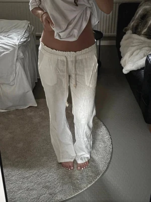 Vita linnebyxor från Roxy - Perfekta för en chill och stilren look under varma dagar från Roxy 🥂