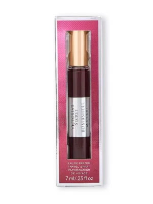 Ny! Bombshell Midnight parfym Victoria's Secret - Helt ny! Bombshell Midnight från Victoria's Secret är en parfym med en elegant och smal glasflaska, mörkröd färg och guldfärgat lock. Doften har inslag av blommor, körsbär, vanilj, ros och en fräsch ton. Perfekt för dig som gillar en feminin och modern doft. 7ml. Fler bilder kan fås vid intresse 🌸