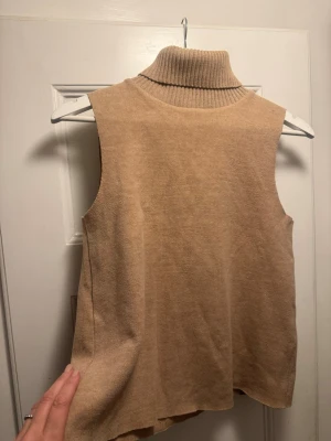 Beige ärmlös polotopp från Zara - Säljer en beige ärmlös polotopp från Zara. 