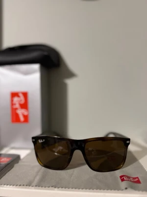 Rayban boyfriend - Köpta på Åhléns i Stockholm för 2100kr. Använda en vecka utomlands i somras. Solglasögonen har polariserat glas. 