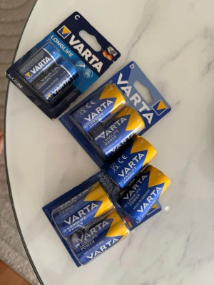 Varta D och C batterier, alkaliska - Säljer flera förpackningar Varta D och C batterier, alkaliska. Batterierna är blå och gula med tydlig märkning och kommer i originalförpackning. Perfekt för elektronik som kräver extra kraft. Made in Germany.