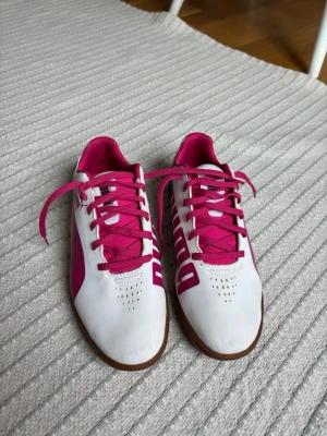 Puma vita och rosa skor - Snygga fotbollsskor från Puma