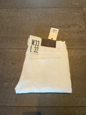 Tiger of Sweden jeans nya - Helt nya jeans med prislappar kvar på ifrån tiger of Sweden. Storleken är w33 l32. Modellen är evolve vilket är slimfit