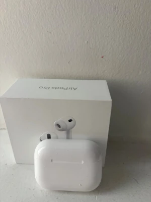 AirPods Pro 3 - Funkar perfekt dom är bara en månad gammal. Bra ljud! Kvitto finns