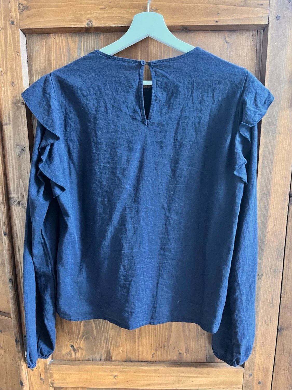 Mörkblå blus med volangdetaljer - 2