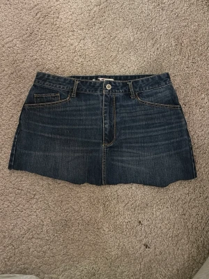 jeans kjol - Säljer denna skit snygga jeans kjolen från hollister då den ej kommer till användning. Den är själv klippt men man kan klippa den rak enkelt!💕💕 skriv om någon fråga eller info🥰