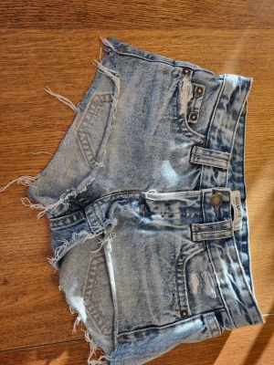 Populära shorts från pull&bear - Säljer dessa populära shorts i storlek 32 