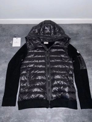 Svart cardigan från Moncler - Cool svart moncler cardigan, riktigt bra skick med nfc scan 