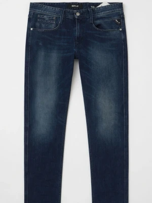 Mörkblå Replay Anbass - Snygga mörkblå Anbass från Replay med klassisk femficksdesign och diskreta slitningar på låren. Jeansen har en smal passform och är tillverkade i stretchigt denimtyg för extra komfort. Perfekta för en trendig och avslappnad stil.