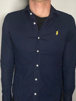 Ralph lauren skjorta - Säljer en riktigt snygg och trendig Ralph Lauren skjorta i fint skick, storlek S men sitter som XS, vid frågor är det bara att skriva //Gramenti