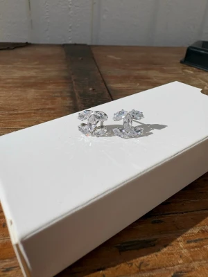 Små söta örhängen - Små fina örhängen helt oanvända.