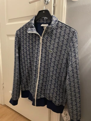 Lacoste kofta - Säljer min kofta som är använd fåtal gånger inga skador , pris går att diskutera vid snabb affär