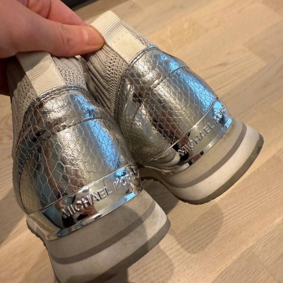 Michael Kors sneakers i silver och beige - 2