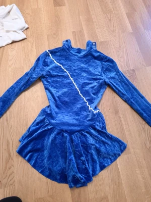 Konståkningsklänning fin! - En fin konståknings klänning som passar tjejer i 12-15 åldern, storleken är då Xs-S skulle jag säga. Används dock inte längre.