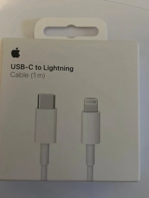 Apple USB-C till Lightning-kabel 1m - Apple USB-C till Lightning-kabel på 1 meter. Perfekt för att ladda och synka din iPhone eller iPad med USB-C-adapter. Kabeln är vit och har en smidig, rund form i tåligt material. Passar till alla Apple-enheter med Lightning-port.