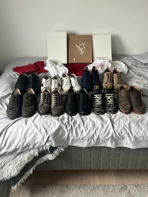 Skor bulk 10st  - Hej! Rensar lager! Säljer allt detta för 10000kr totalt.Perfekt för dig som vill ta ett större steg inom återförsäljning på plick/vinted!  Går även att köpa enskilt men priset blir inte lika bra då. Checka profilen så hittar du alla annonser där! Jag kan mötas upp runt Uddevalla-Göteborg! Annars så skickar jag paketet tryggt och bra! Hör av dig! 