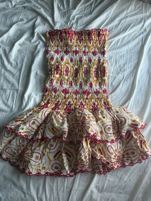 Design by Amor klänning - Jätte fin klänning nu till sommaren, gul och röd med volang. Storlek S