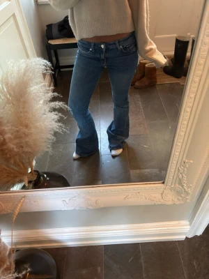 Low waist bootcut jeans - Lågmidjade bootcut jeans från bershka. Nyskick, inga defekter! Storlek: 32 🩵