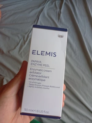 Elemis ansiktspeeling & pads duo - Säljer två exklusiva hudvårdsprodukter från Elemis: Papaya Enzyme Peel (50 ml) i vit och blå förpackning samt Dynamic Resurfacing Facial Pads i vit burk med silverlock. Perfekt för dig som vill ha len och fräsch hy med hjälp av enzymer och exfolierande pads.