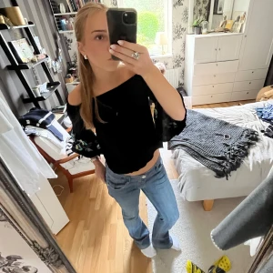 Blus  - Supersöt svart blus med broderade blommor som detaljer på ärmarna 💗 Pris kan diskuteras 💗