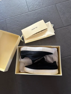 Axel Arigato - Axel arigato skor i storleken 42 i ett bra skick, allt på bilderna ingår dvs shoebag och kartong!