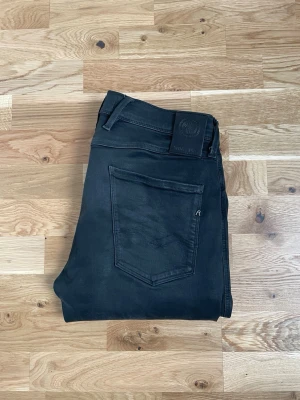 Replay Anbass Hyperflex👖 - Svarta Replay Anbass Hyperflex! Storlek 33/32 med perfekt passform och stretch! Hör av dig om du undrar något🤙