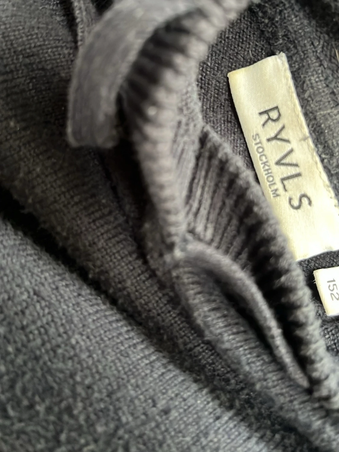 Svart hoodie från RYVLS Stockholm - 1