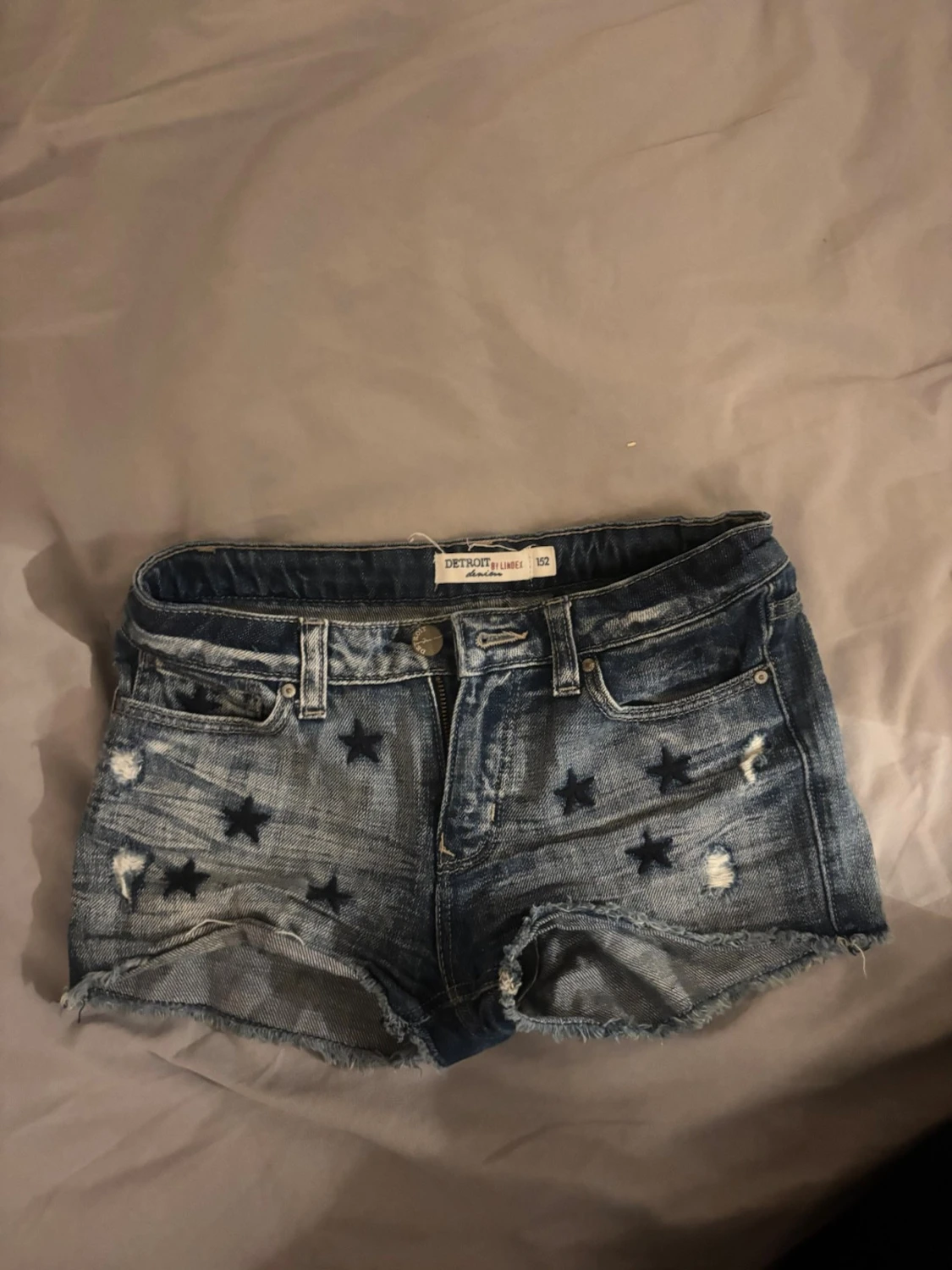 Blå jeansshorts med stjärnor från Lindex