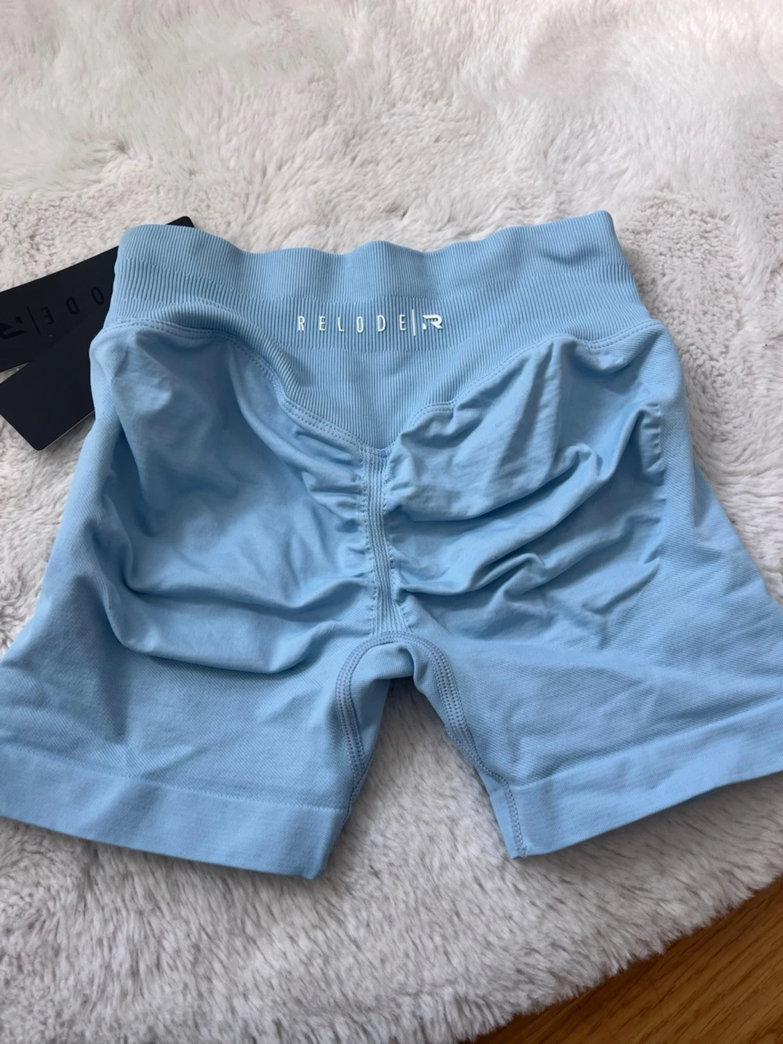 Ljusblå aura seamless scrunch shorts från Relode - 1