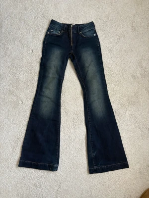Jeans - As coola jeans med dragkedja. Från weekday. Lite nedtrampade längs ned. Lämna gärna prisförslag 