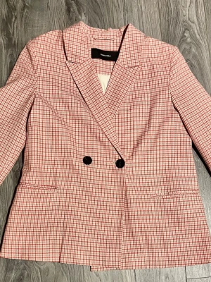 Snygg kavaj  - En snygg och moderiktig röd- och rosarutig dubbelknäppt kavaj med fickor och foder. Klassisk  passform. Snygg med ett bälte. Yttermaterial: 65 % polyester, 35 % viskos. Foder: 100 % polyester. Strl S är lite översize så passar även M 